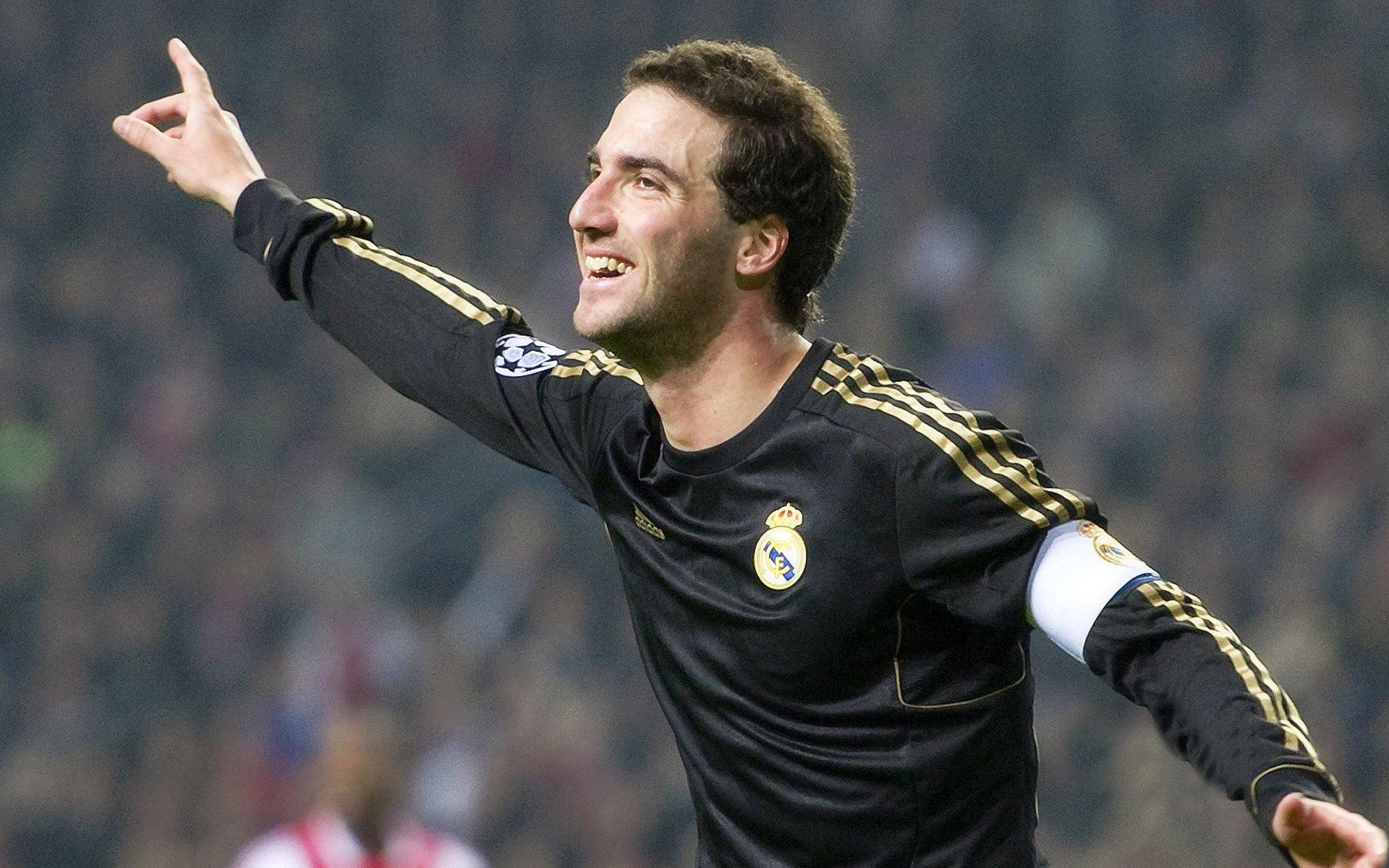 1xbet中文版首页-转会市场风云再起，豪门争抢新星，天价合约重塑足坛格局