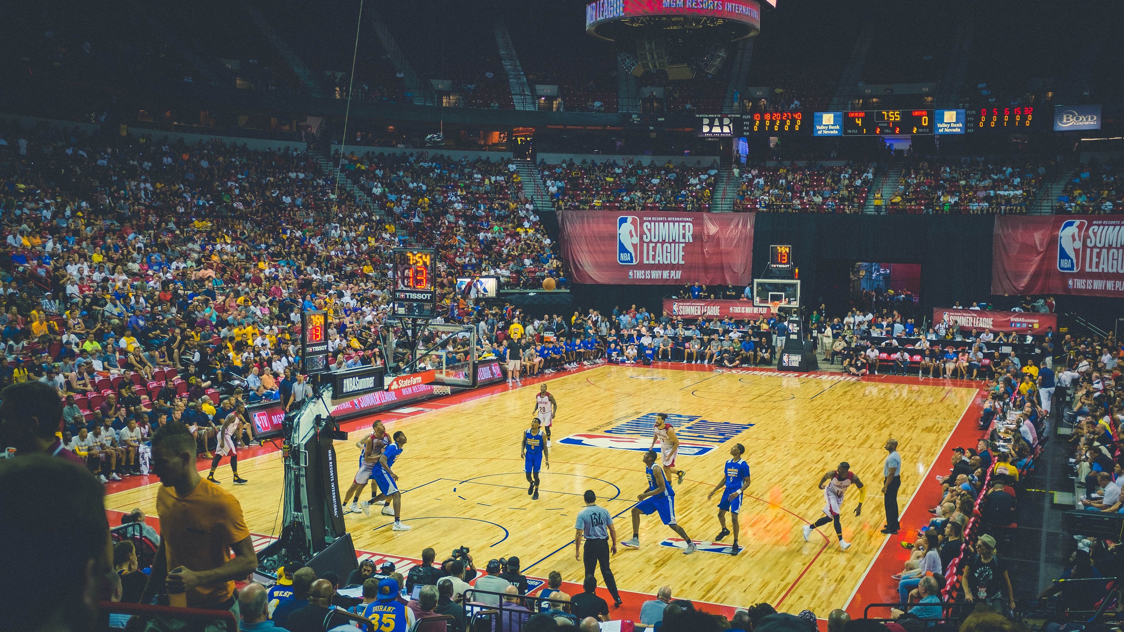 冰球联赛激战正酣，豪门对决引爆球迷热情，新秀崛起改写格局